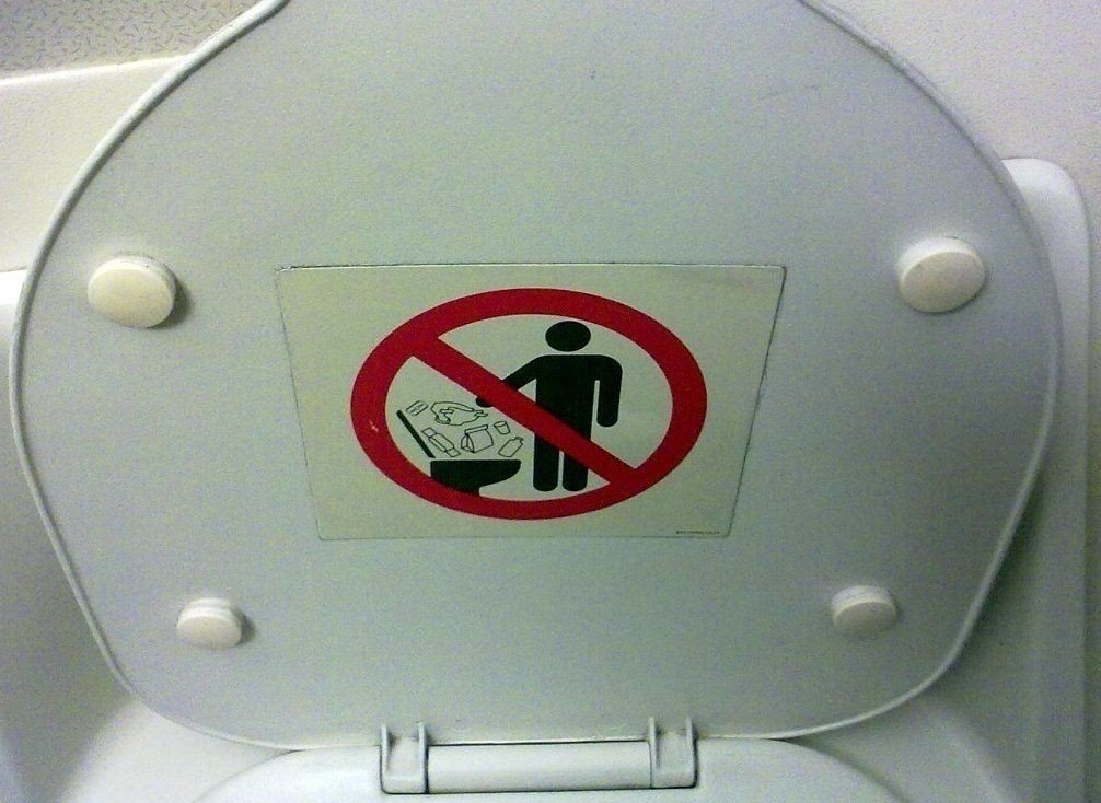 Правила пользования туалетом в самолете