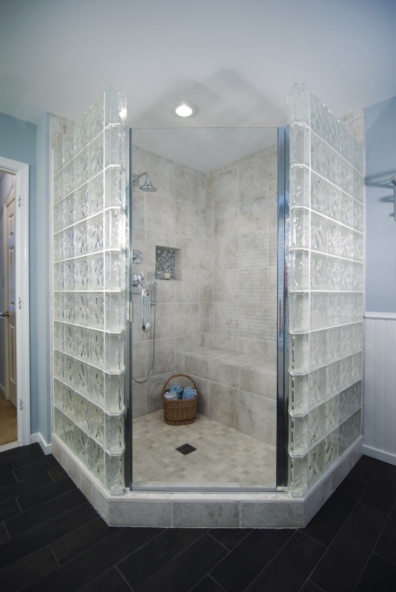 Стеклоблоки в интерьере ванной в стиле лофт