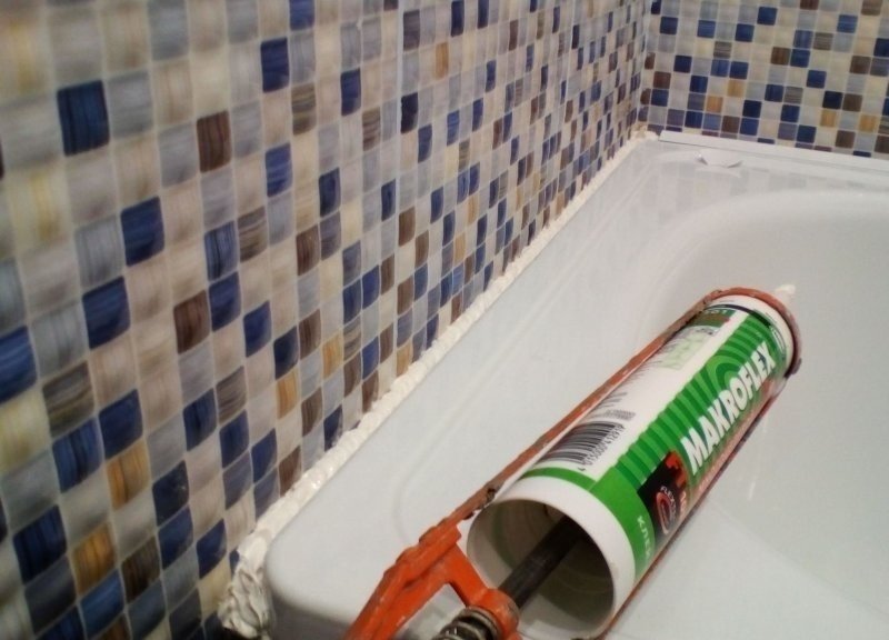 Заделывание щелей между ванной и стеной