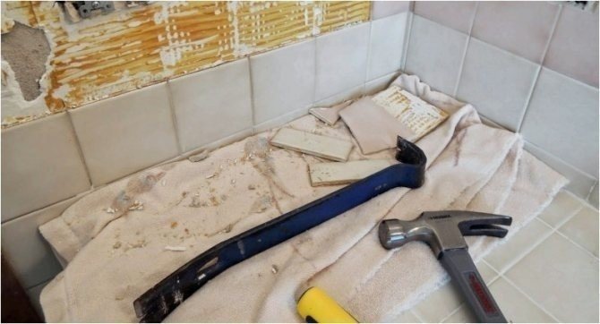Инструмент для демонтажа плитки в ванной