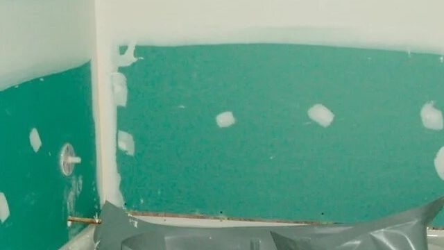 Чем ровнять стены в ванной комнате под плитку