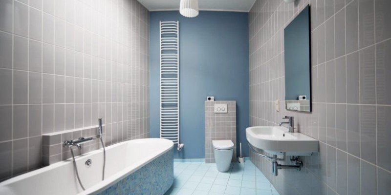Голубые стены в ванной