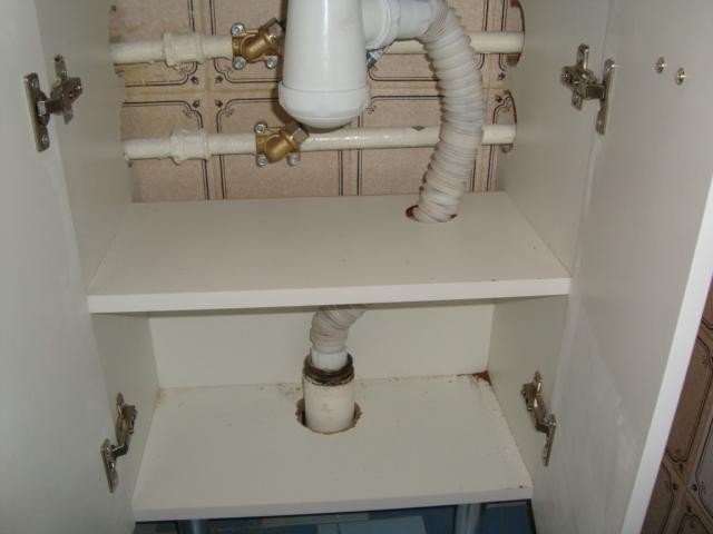Трубы под раковиной в ванной