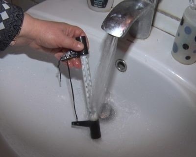 Кран в ванной бьет током