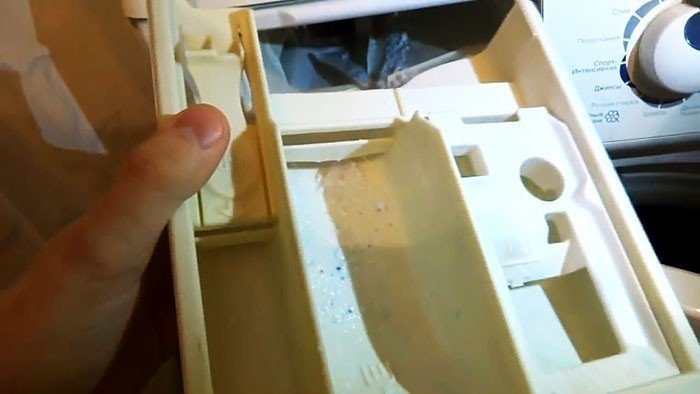Течёт вода из лотка для порошка стиральной машины lg