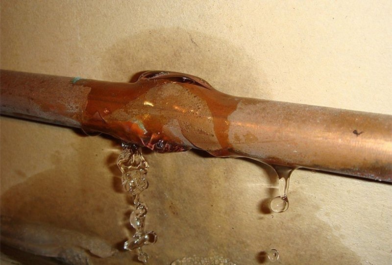 Протечка водопроводной трубы