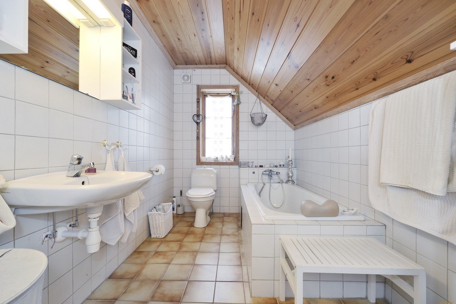 Интерьер ванной с туалетом в частном доме