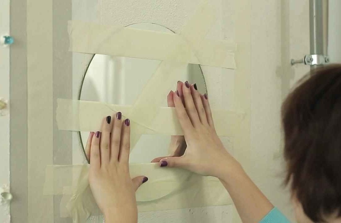 Зеркало приклеенное на стену